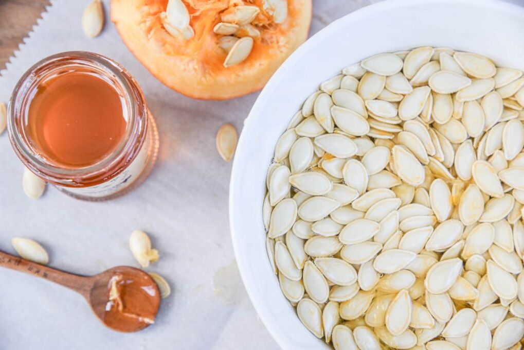 Pumpkin seeds with honey help men to cope with prostatitis